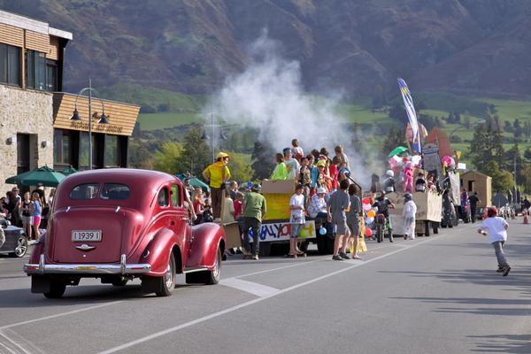 Plenty of entertainment at the Calder Stewart Roofingsmiths Street Parade during the Willowridge Wanakafest